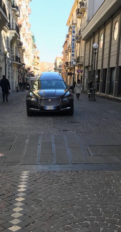 Carro funebre Tammaro nel centro storico di Napoli