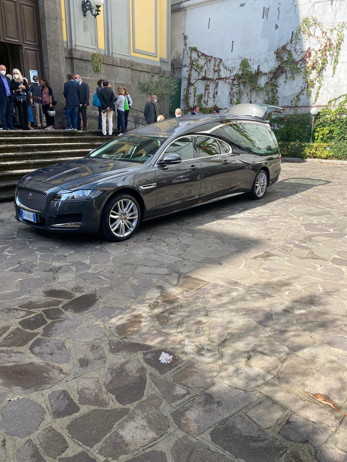 Carro funebre Gennaro Tammaro davanti a una chiesa di Napoli