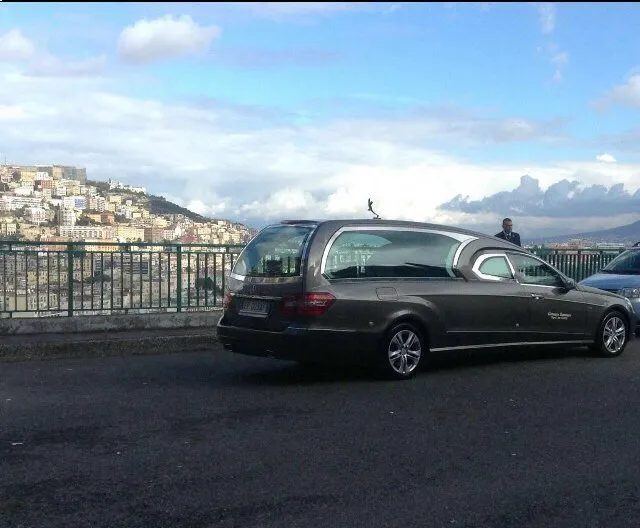 Carro funebre Tammaro con vista sul Golfo di Napoli