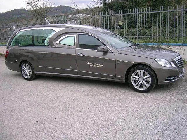 Carro funebre Tammaro con panorama collinare di Napoli