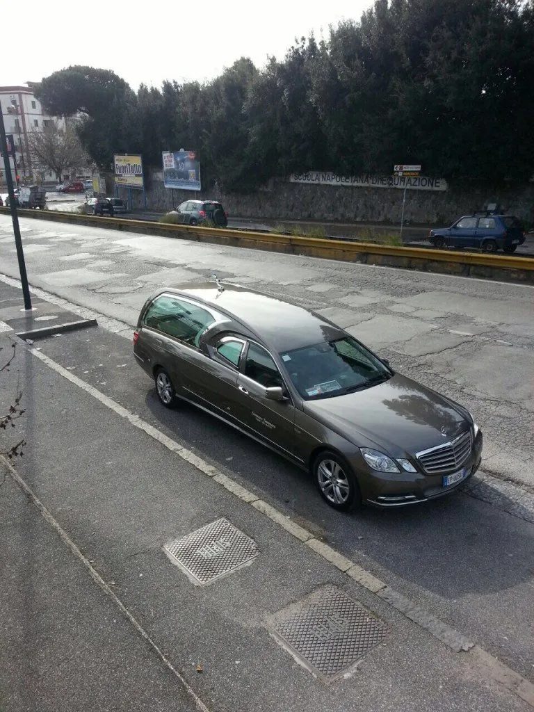 Carro funebre Gennaro Tammaro davanti alla Scuola Napoletana di Cremazione