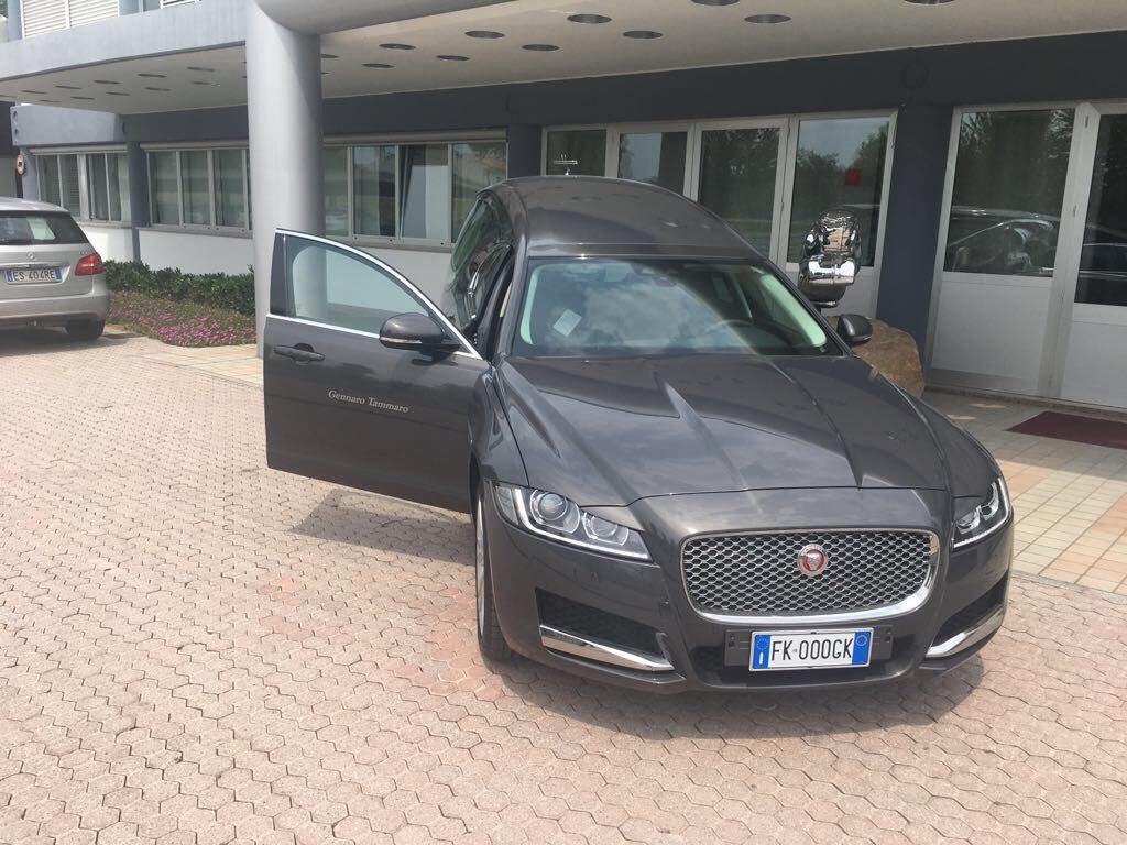 Carro funebre Gennaro Tammaro davanti alla sede aziendale