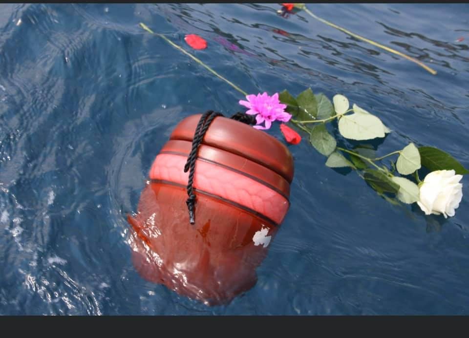 Dispersione ceneri in mare con fiori, Golfo di Napoli