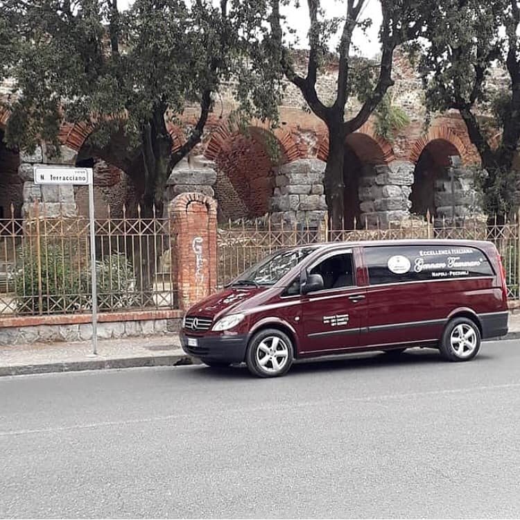 Furgone Gennaro Tammaro Napoli-Pozzuoli davanti alle Terme Romane